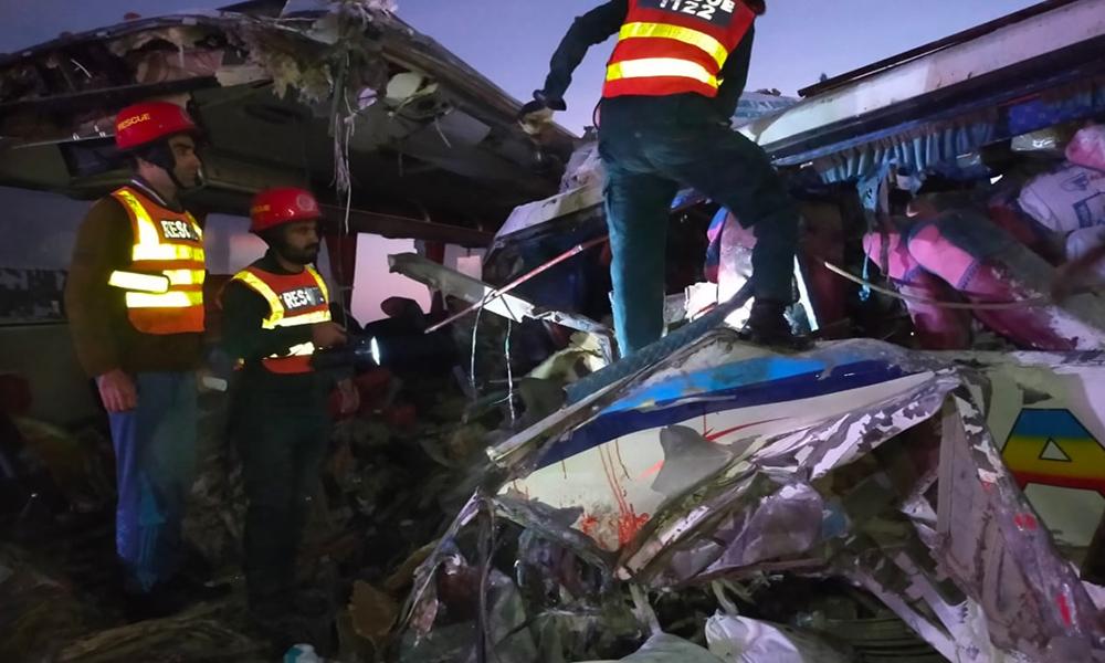 انڈس ہائی وے : دھند کے باعث مسافر بسوں میں  تصادم ، 8 افرا د جاں بحق