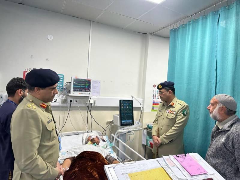 COAS meets officers, soldier injured in Bannu Operation at CMH