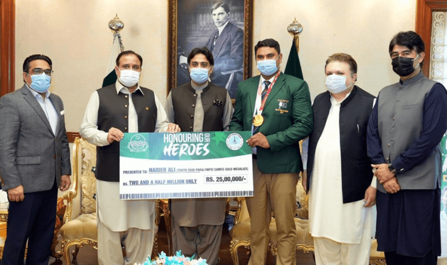 وزیر اعلی پنجاب کا ٹوکیوپیرا اولمپکس ہیرو حیدر علی کو 25 لاکھ روپے چیک  کا انعام 