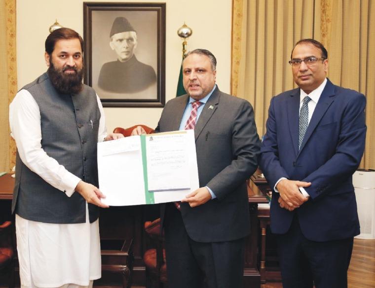 پراپیگنڈہ ٹھس ، علم دوست شخصیت  سرخرو
