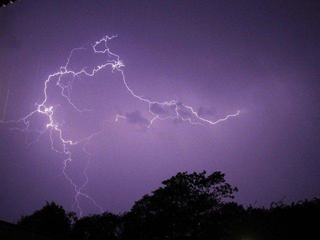 آسمانی بجلی گرنے سے خاتون جاں بحق ، 11 زخمی