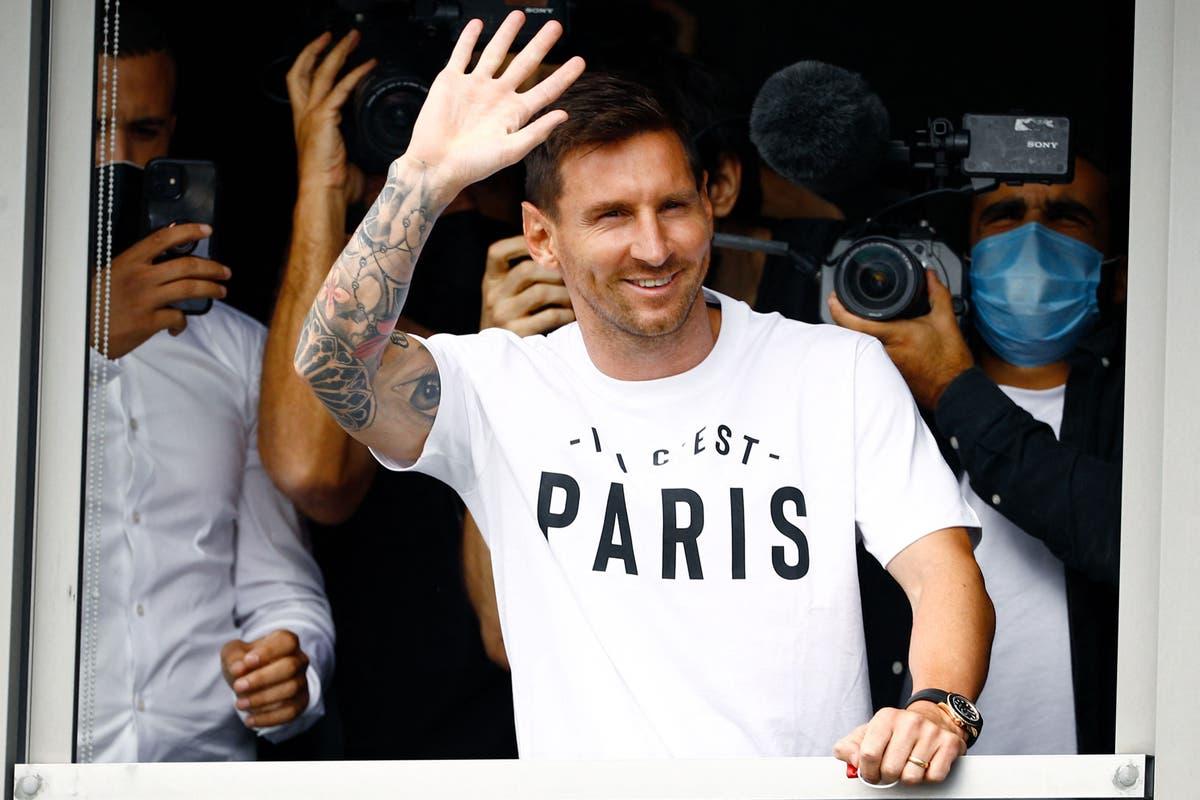 Soccer legend Messi reaches Paris to finalise move to PSG