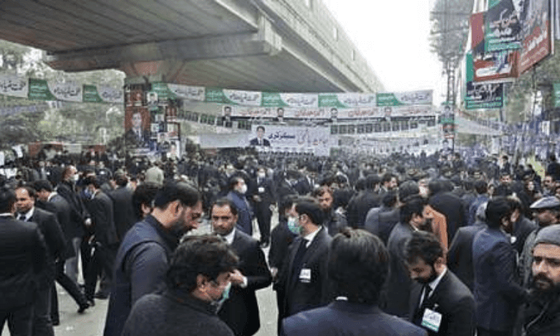 لاہور بار میں حالات کشیدہ ہوگئے، وکلا کے یونیفارم پہنے افراد کی جانب سے فائرنگ
