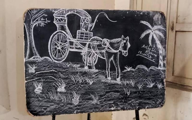 سرکاری ٹیچر کی بلیک بورڈ پر سفید چاک سے بنائی گئی ڈرائینگ کے سوشل میڈیا پر چرچے