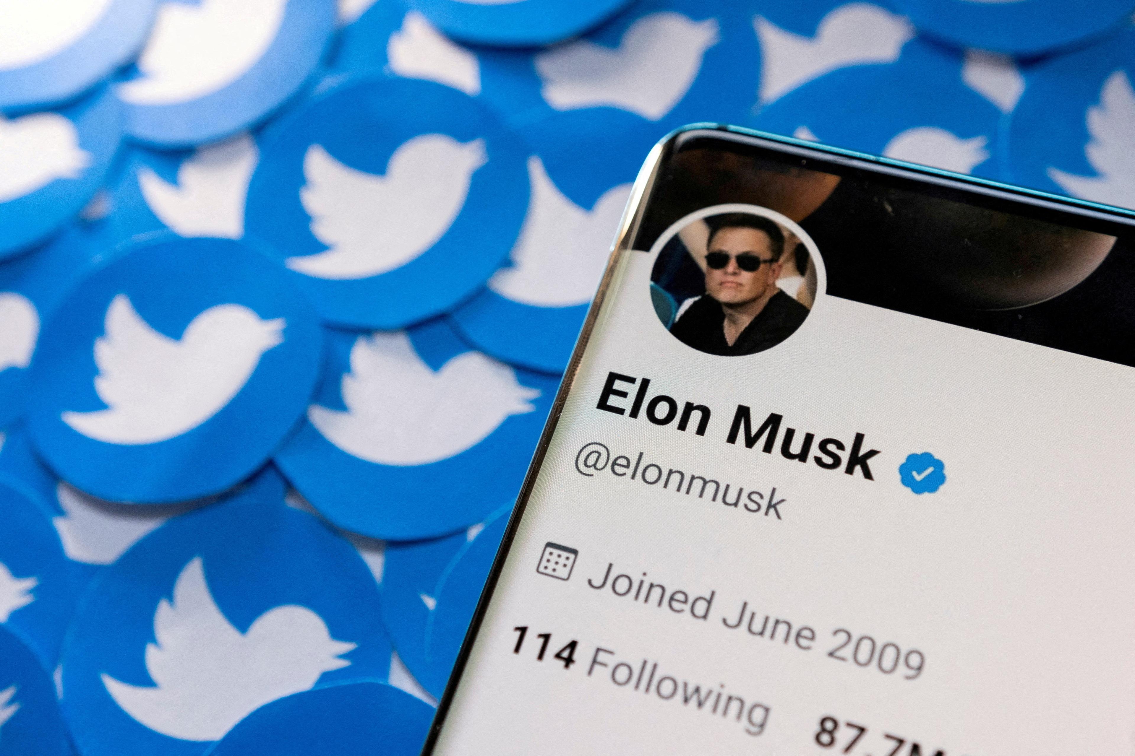 Musk says higher priced Twitter subscription won't carry ads