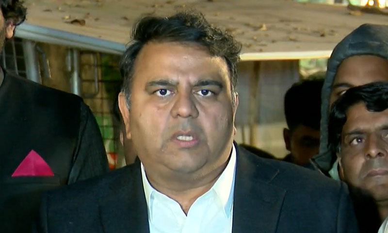 وزیر توانائی بریک ڈاؤن کے دوران مختلف دکانوں پر پائے کھاتے رہے، فواد چودھری