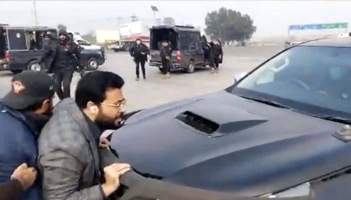 PTI’s Farrukh Habib, police engage in scuffle 