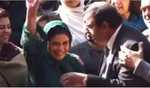 "میں کلی کافی آں" فواد چوہدری کی اہلیہ کا پیشی کے موقع پر دبنگ انداز