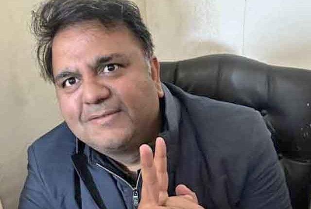 اسلام آباد پولیس  فواد چودھری کو لے کر لاہور کے لئے روانہ