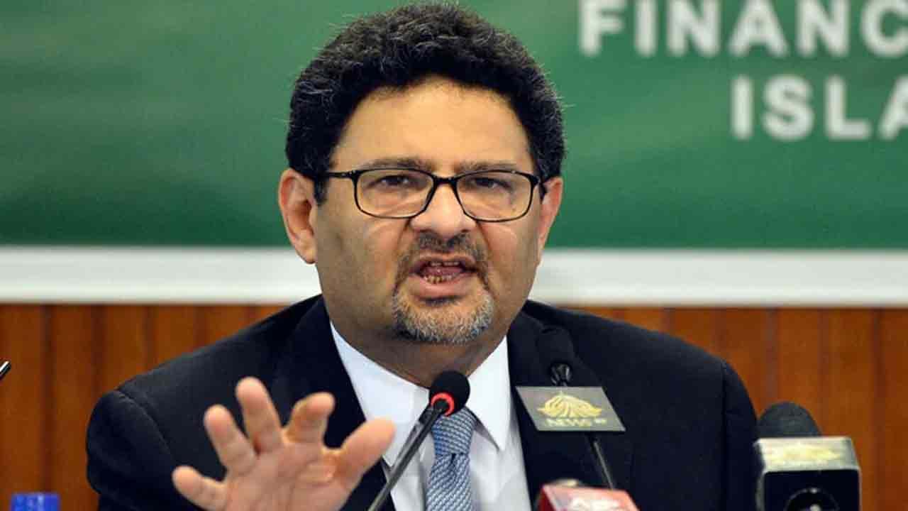 شاہد خاقان نے نواز شریف کو کہا تھا کہ مریم نواز  کے ہاتھ میں پارٹی کی کنجی دی گئی  تو وہ مستعفی ہو جائیں گے: مفتاح اسماعیل