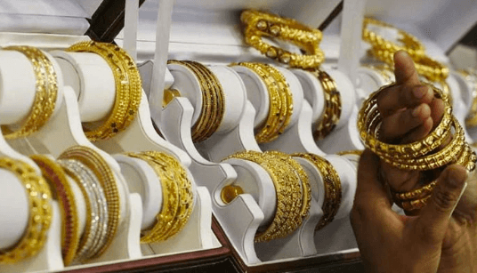 Gold price continues to fall in Pakistan