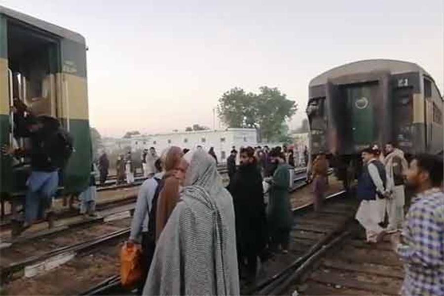 پشاور سے کراچی جانیوالی علامہ اقبال ایکسپریس ٹرین بڑے حادثے سے بچ گئی