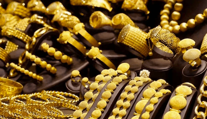 Gold price decreases by Rs800 per tola in local markets