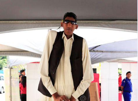 Pakistan’s tallest man Muhammad Ijaz dies at 42