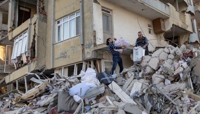 Turkey investigates building contractors as quake toll rises