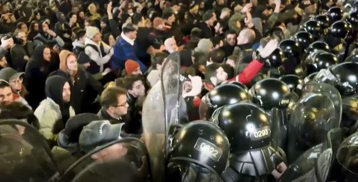 جارجیا : مظاہرین اور پولیس کے درمیان جھڑپیں