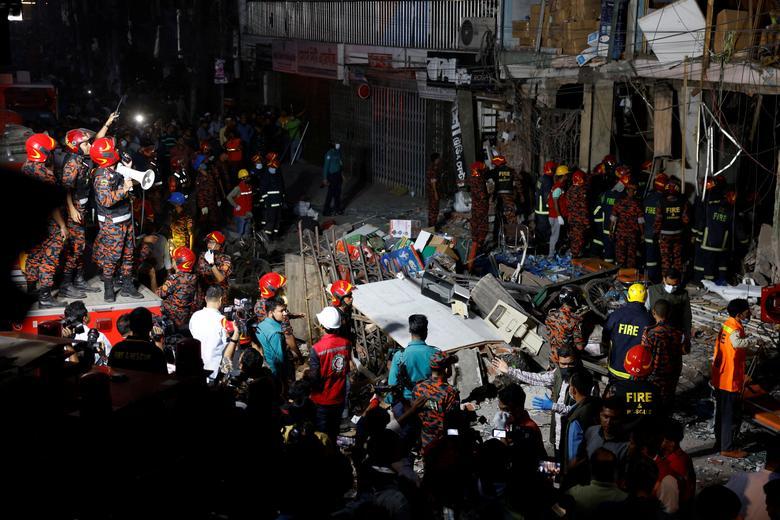 Explosion kills 17 in crowded Bangladesh market