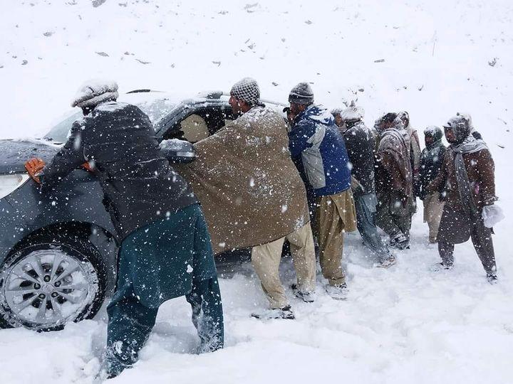 بابو سرٹاپ: موسم سرما کی پہلی برفباری، مسافر اور سیاح پھنس کر رہ گئے