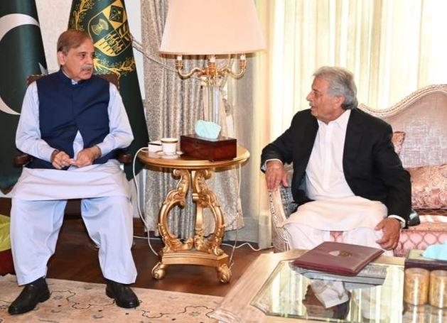 وزیراعظم محمد شہباز شریف سے وفاقی وزیر تعلیم و فنی تربیت رانا تنویر حسین کی ملاقات