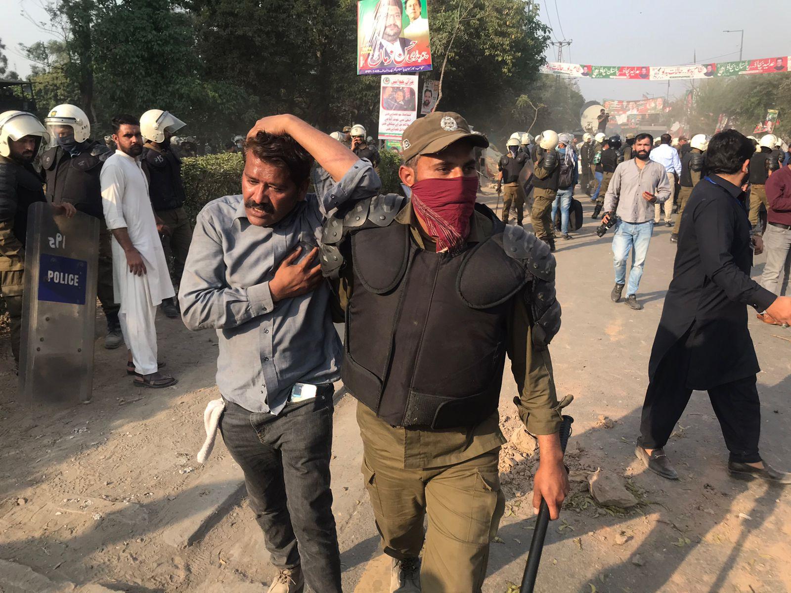 زمان پارک کے باہر پولیس  اور پی ٹی آئی کارکنوں میں تصادم ، گرفتاریاں جاری