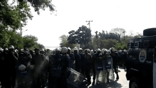 Police use water cannons, tear gas to disperse PTI workers to arrest Imran Khan