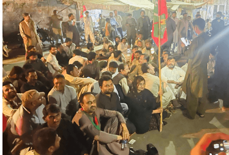 عمران خان  کی ممکنہ گرفتاری , ،پنجاب کےمختلف شہروں میں کارکنان کا احتجاج جاری