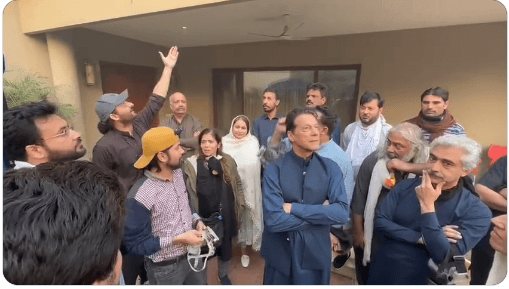 عمران خان جھڑپوں کے دوران کارکنان سے ملاقات کیلئے باہر نکل آئے