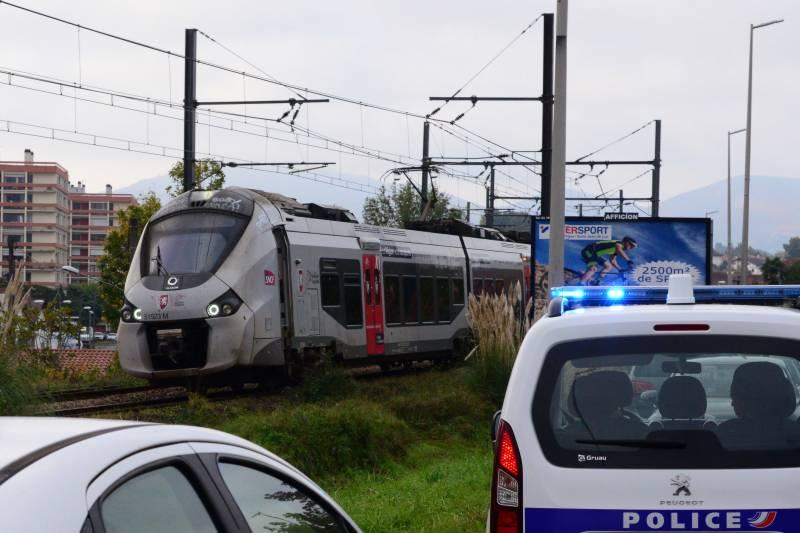 Train crushes three migrants to death in France