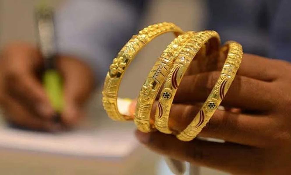 Gold prices decrease by Rs1000 per tola