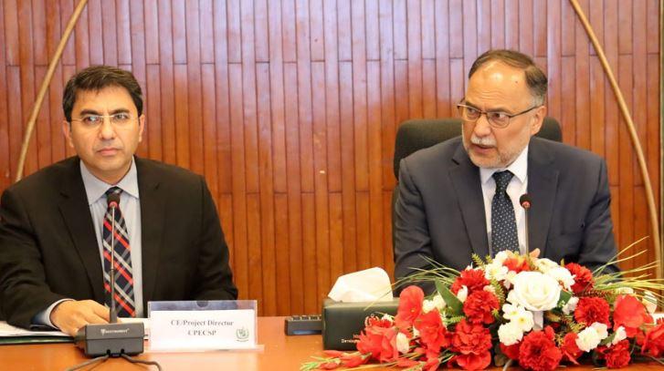 حکومت سی پیک کے تحت جاری منصوبوں پر کام تیز کرنے کیلئے پرعزم ہے: احسن اقبال
