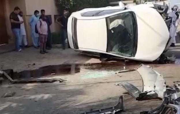 One killed as a car overturns in Karachi