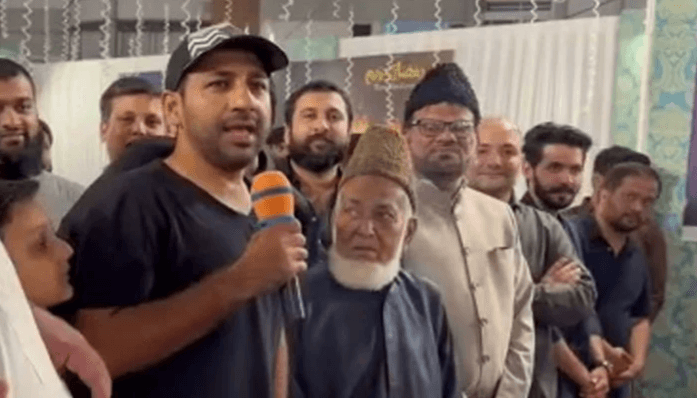 Former captain Sarfaraz reaches charity camp to distribute Sehri 