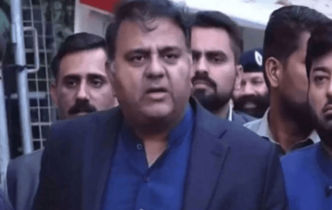 آئین کو بچانا سپریم کورٹ کا پہلا فرض ہے: فواد چودھری