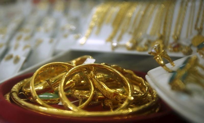 Gold Glitters as Rupee Remains Steady: Reaches Rs205,000 per Tola