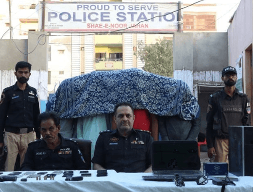 کراچی: موبائل چھیننے اور IMEI نمبر تبدیل کرنے کے ماہر 4 ملزمان گرفتار