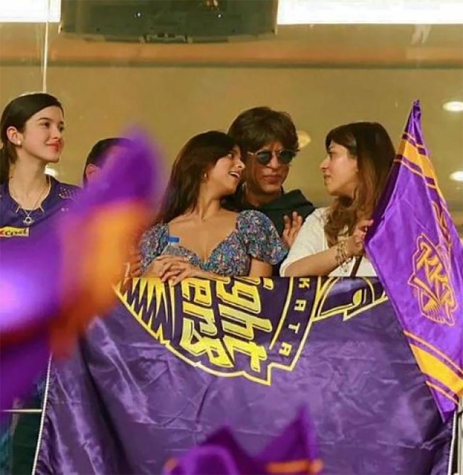 شاہ رخ خان نے اپنی ’’گرل گینگ‘‘ کے ساتھ KKR کی جیت کا جشن منایا