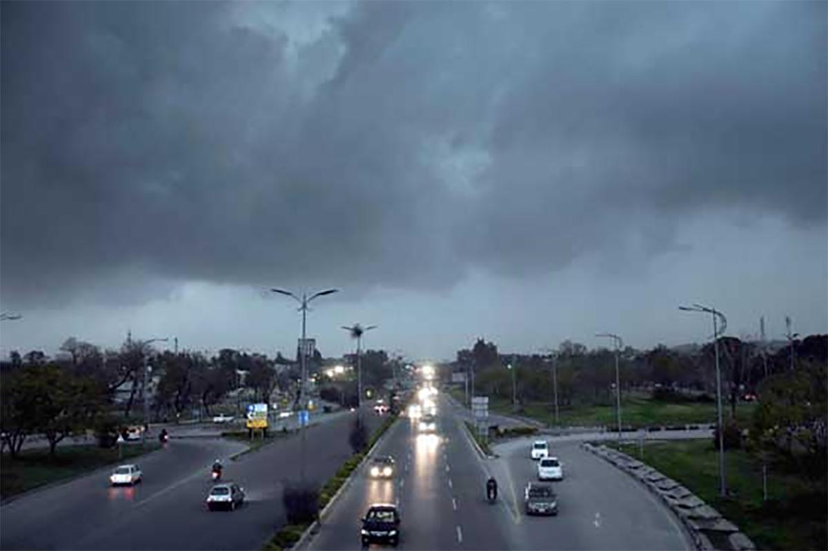 ملک کے بالائی علاقوں میں تیز ہوائوں اور گرج چمک کے ساتھ مزیدبارش اور چند مقامات پر ژالہ باری کا امکان