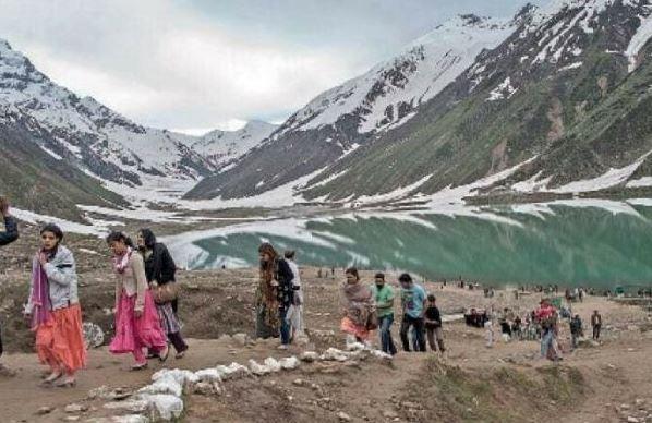 مانسہرہ ، سیاحتی مقام ناران میں پھنسے ہوئے سیاحوں کو کاغان ڈویلپمنٹ اتھارٹی اور مقامی انتظامیہ نے ریسکیو کر لیا