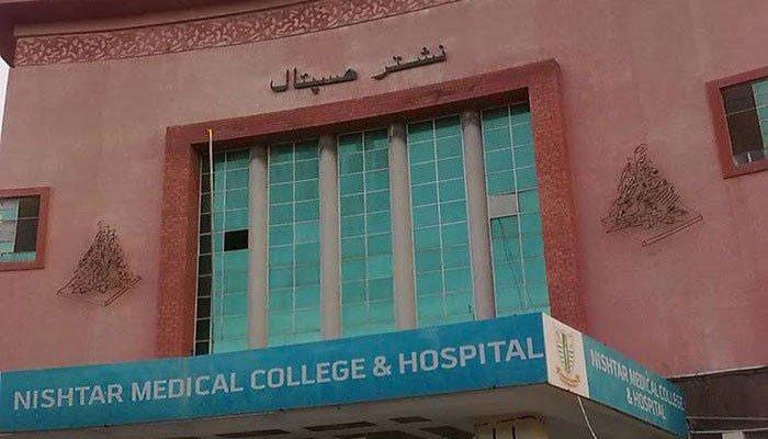 ملتان : ہسپتال کے ایمرجنسی وارڈ میں دو گروپوں کے درمیان فائرنگ ، متعدد افراد زخمی