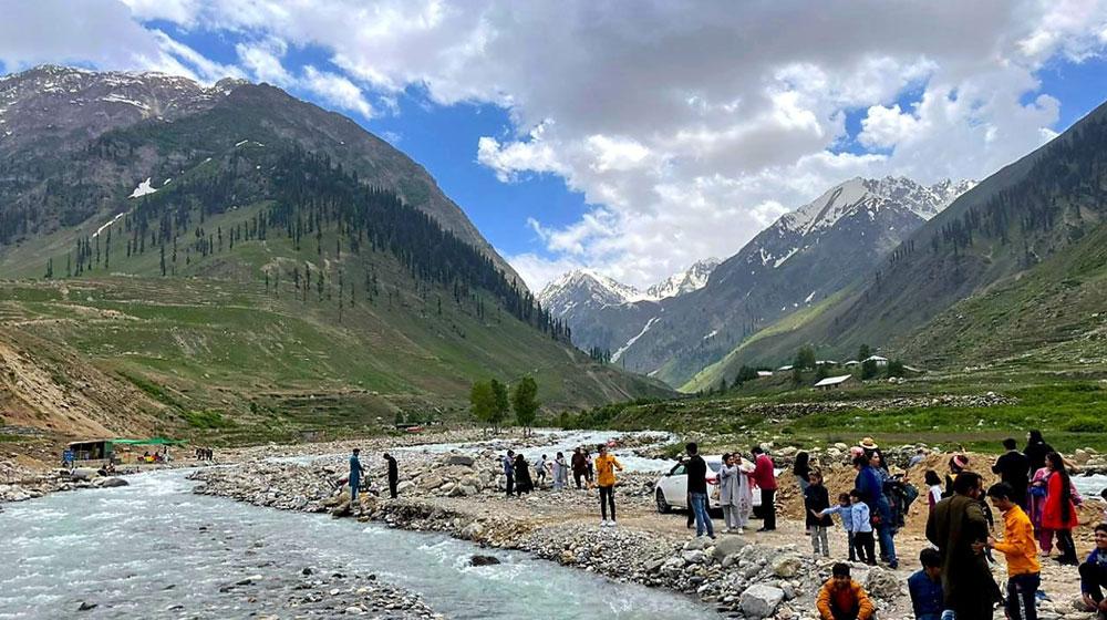 Glacier burst blocks Kaghan-Naran road