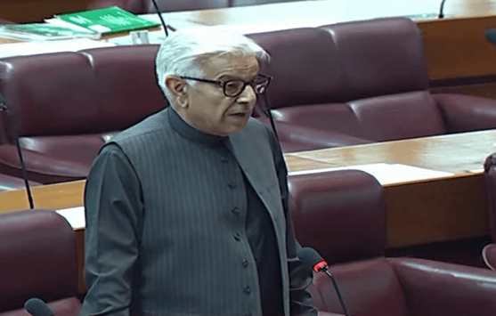 Arbitration isn't job of SC: Khawaja Asif