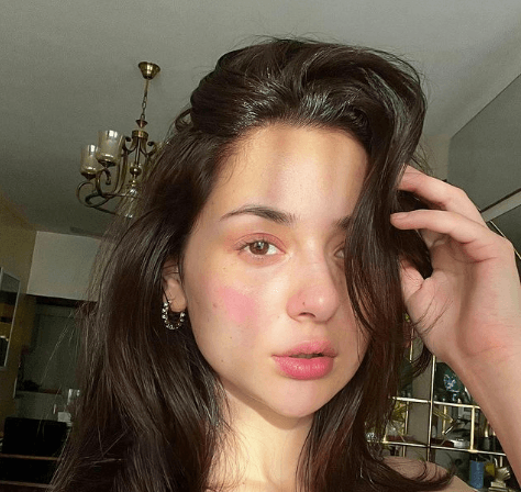 Hania Aamir stuns fans with gorgeous no-makeup look