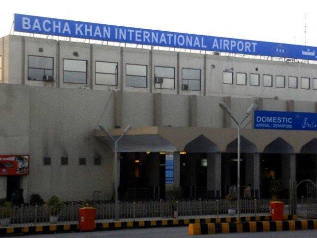 باچا انٹرنیشنل ایئرپورٹ پر پی آئی اے کی گاڑی بورڈنگ برج سے ٹکراگئی