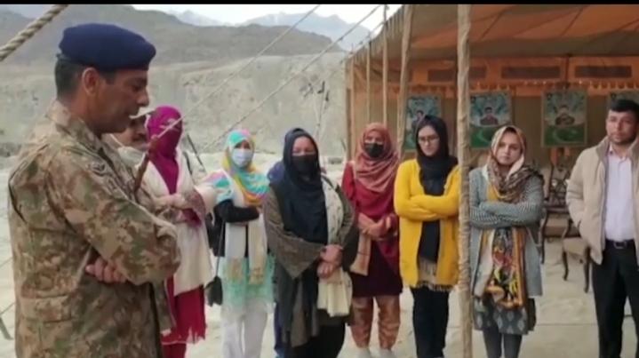بلتستان یونیورسٹی اور دیگر تعلیمی اداروں کے طلبا،  اساتذہ نے  فوج کے ساتھ  ایک دن  گزارا