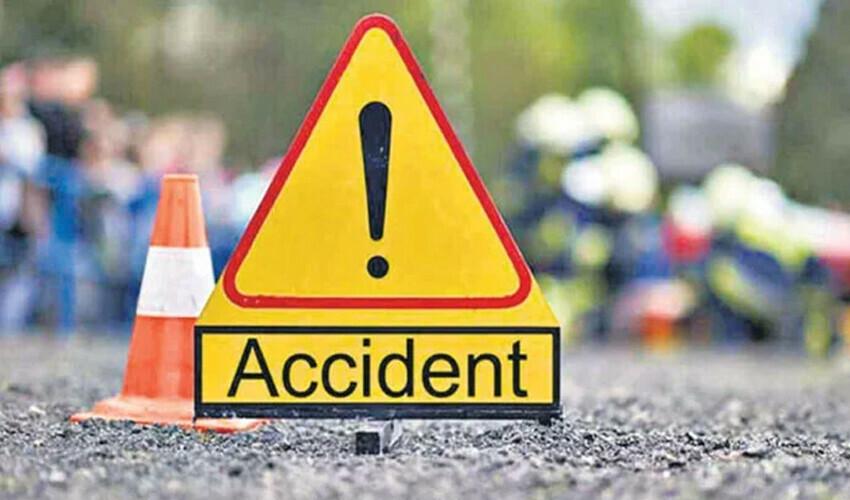 15 injured as van overturns near Sehwan Sharif