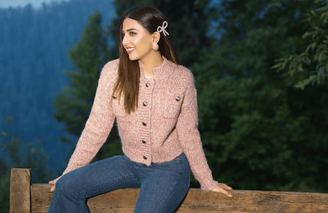 اداکارہ اشنا شاہ کی متنازع تصاویر نے ہنگامہ کھڑا کردیا