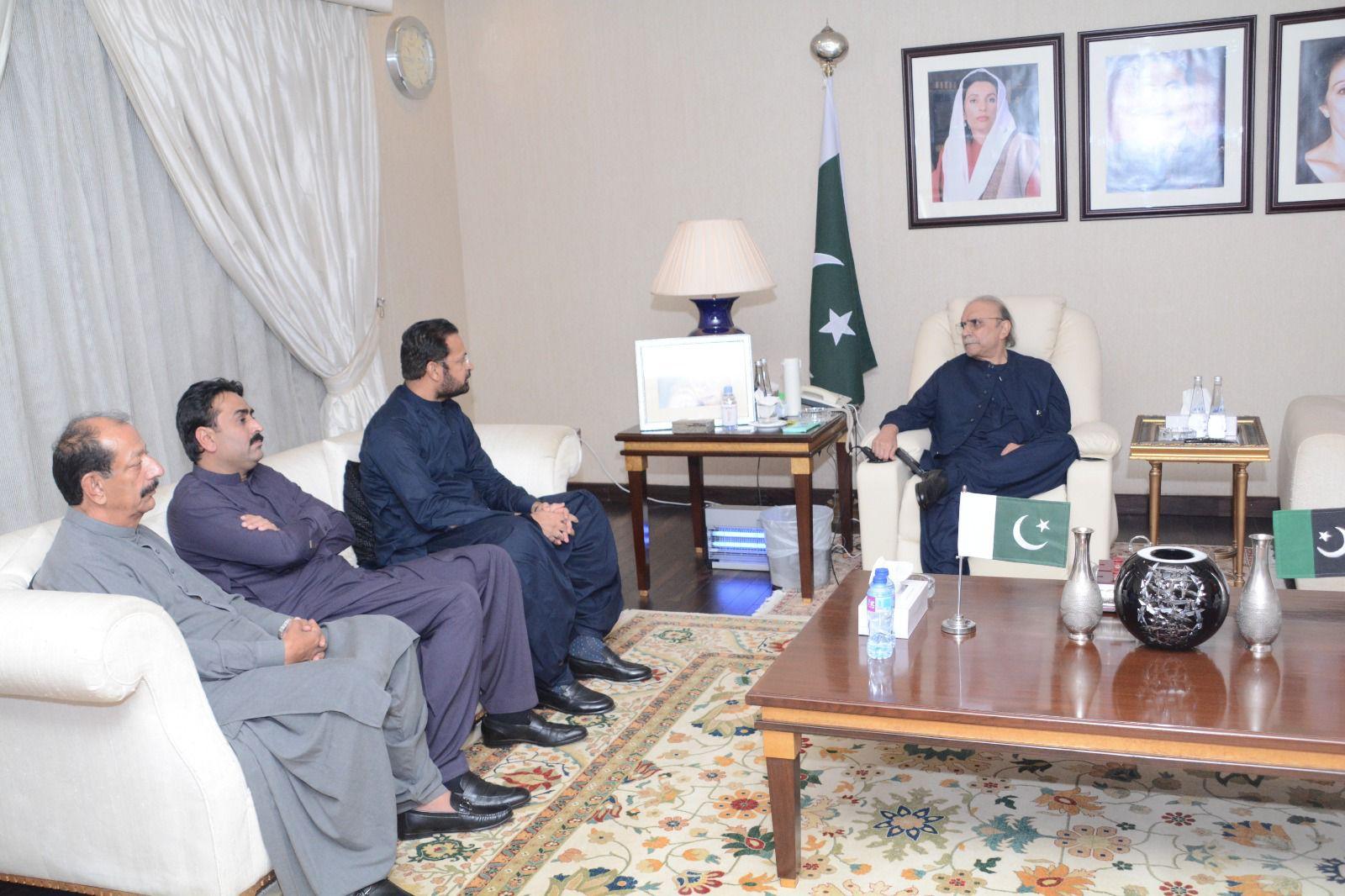 Several prominent figures from Sindh meet  Zardari, join PPP