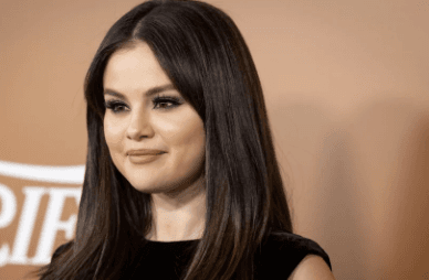 'I'm single,': Selena Gomez says during a soccer match