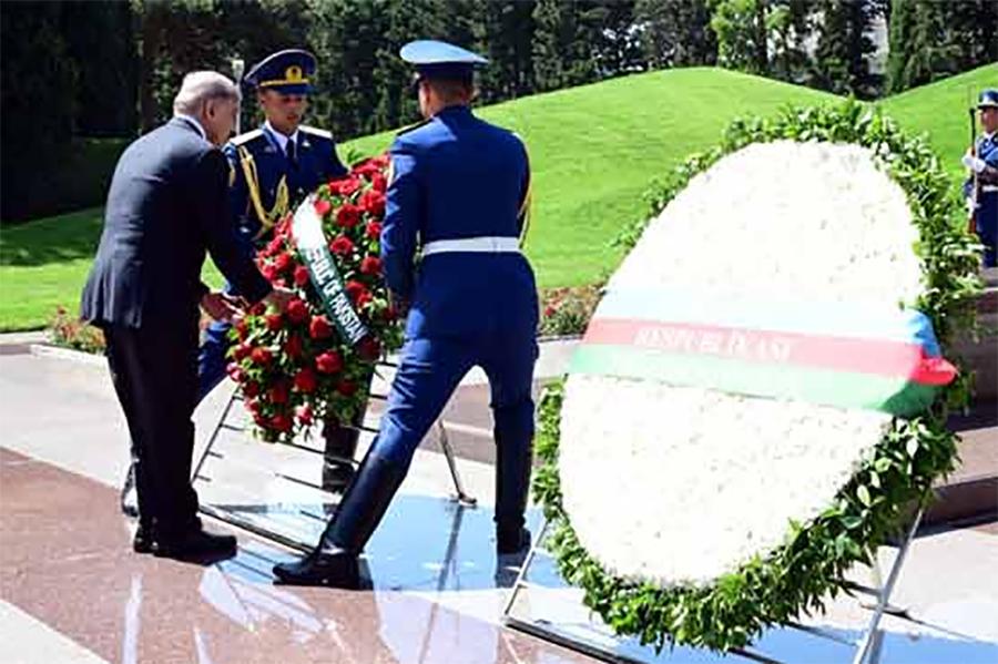 وزیرِ اعظم شہباز شریف کی آذربائیجان کے قومی قائد حیدر علیوف کے مزار پر حاضری