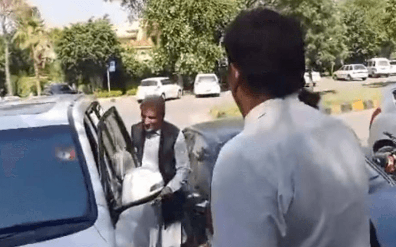 شاہ محمود قریشی اور  اسد عمر کی ضمانتیں خارج ،ایک ہی گاڑی میں نکل گئے